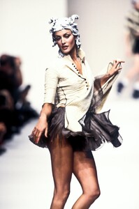 1032063553_JohnGalliano1994WomenRTW33.thumb.jpg.499e8fbcd16c4985966d732df5d8f101.jpg