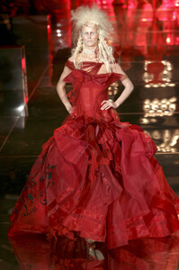 Christian+Dior+Spring+2006+wyko60oBteLx.jpg