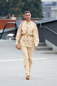 1138326617_AlbertaFerretti-OutsideArrivals-MilanFashionWeekWomenswearFallWinter2023-2024(10).thumb.jpg.73f3cdd26ef9f2d58982250cc6e93753.jpg