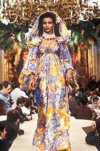 1140219776_YvesSaintLaurent1985HauteCouture96.thumb.jpg.95f7b3971d588664264e3fcaaf084ca9.jpg