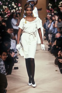 1212231148_YvesSaintLaurent1990HauteCouture96.thumb.jpg.7619f2f566d68920471ae02e9a16fff1.jpg