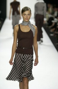 1236541915_RalphLauren2001WomenRTW84.thumb.jpg.5b5d797c73dfd520fffd42310e9c2e10.jpg