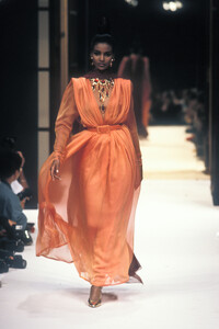 127142318_Givenchy1991HauteCouture37.thumb.jpg.3b3121619abeca8ce281f42fa6b0af43.jpg