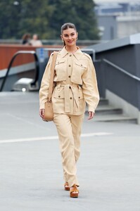1302504832_AlbertaFerretti-OutsideArrivals-MilanFashionWeekWomenswearFallWinter2023-2024(9).thumb.jpg.2217b7c12a9eb49f2265997c59eefdd3.jpg