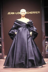 Jean Louis Scherrer 1999 Haute Couture 62.jpg
