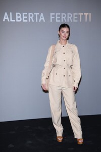 1373742305_AlbertaFerretti-FrontRow-MilanFashionWeekWomenswearFallWinter2023-2024(11).thumb.jpg.a69c55e5e908d437254b6c72bca81bae.jpg