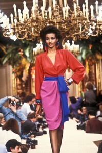 144794832_YvesSaintLaurent1985HauteCouture31.thumb.jpg.f1892a536b4683117bf99a82835400d0.jpg