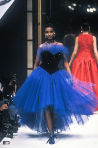 1457213021_Givenchy1991HauteCouture49.thumb.jpg.f8d9b88cd0f0489cc6440f1575287652.jpg