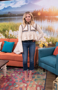 1462467945948_chloe_moretz_on_the_set_of_despierta_america_02.jpg