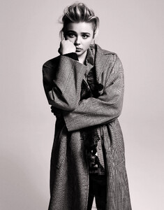 1463674237332_Chloe_Moretz_The_Edit_May_19_2016_iPad_04.jpg