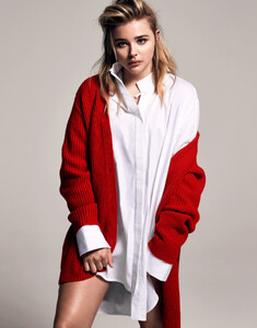 1463674333975_Chloe_Moretz_The_Edit_May_19_2016_iPad_08.jpg