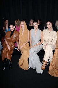1521203602_AlbertaFerretti-FrontRow-MilanFashionWeekWomenswearFallWinter2023-2024(9).thumb.jpg.34f594a49e33609ad85340731bae5720.jpg