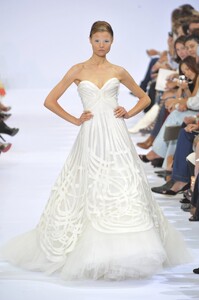 Elie+Saab+Fall+2009+-gLYh5KzQKEx.jpg