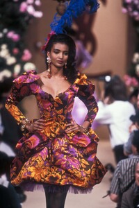 1623074076_YvesSaintLaurent1990HauteCouture254.thumb.jpg.5fc8bcf1340b99ddd8895d554e397a0a.jpg