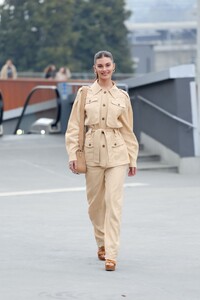 163781750_AlbertaFerretti-OutsideArrivals-MilanFashionWeekWomenswearFallWinter2023-2024(4).thumb.jpg.e46d660062ddfc2a79dda39663355497.jpg