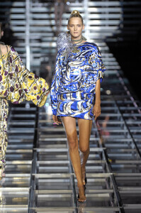 16884_celebrity_city_Dolce_E_Gabbana_Milan_Fashion_Show_282_123_459lo.thumb.jpg.814d4fbe62fbefeddce29ac426385339.jpg