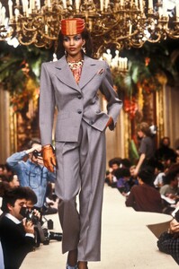 1798948613_YvesSaintLaurent1985HauteCouture7.thumb.jpg.e9544087ff45d6096a3ff3ddbf77cf3e.jpg