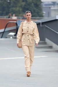 1836401251_AlbertaFerretti-OutsideArrivals-MilanFashionWeekWomenswearFallWinter2023-2024(3).thumb.jpg.c0f1f23f532d490eae2f3e4dc85bf57c.jpg