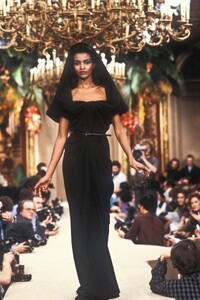 1845629352_YvesSaintLaurent1985HauteCouture91.thumb.jpg.9869ccbcd2e7ba15c7a3748fd4611b4d.jpg