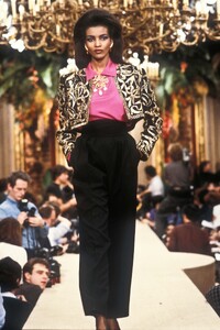 1903997044_YvesSaintLaurent1985HauteCouture85.thumb.jpg.8fdf916f92f29f9fcf90a86c6f810daa.jpg