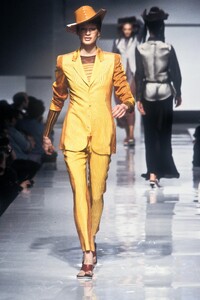 1906001788_kristenmcmenamyga968.thumb.jpg.cc56097d1037aadfb0cc130edd52068a.jpg