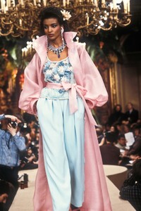 192176141_YvesSaintLaurent1985HauteCouture118.thumb.jpg.ede2d4e40be983d554b51645a1717d3f.jpg