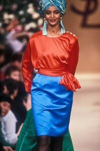 1962844587_YvesSaintLaurent1990HauteCouture6.thumb.jpg.909a6ae1efd596547f7bbefebb062a28.jpg