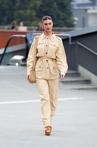 2038662189_AlbertaFerretti-OutsideArrivals-MilanFashionWeekWomenswearFallWinter2023-2024(8).thumb.jpg.383c96e123061d3ce5309ae4734fa247.jpg