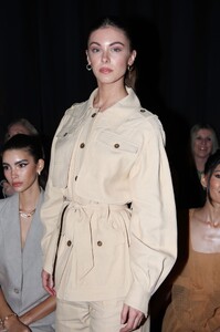 2112725232_AlbertaFerretti-FrontRow-MilanFashionWeekWomenswearFallWinter2023-2024(5).thumb.jpg.c799c71538edfc95965d98c70fecd35e.jpg