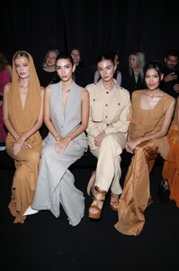 257258278_AlbertaFerretti-FrontRow-MilanFashionWeekWomenswearFallWinter2023-2024(7).thumb.jpg.648d4ad6a70a775b2db755ca4e58ea49.jpg