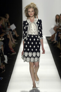 26933_celebrity_city_Oscar_De_La_Renta_New_York_Fashion_Show_99_123_506lo.thumb.jpg.57651dcc7f6e03b33e671f491b973f82.jpg