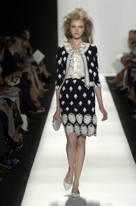 26948_celebrity_city_Oscar_De_La_Renta_New_York_Fashion_Show_100_123_305lo.thumb.jpg.1c666b83d4cd0cd628e458f9e290d082.jpg