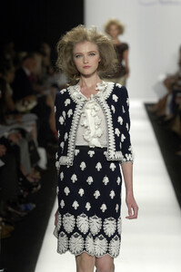 26958_celebrity_city_Oscar_De_La_Renta_New_York_Fashion_Show_101_123_389lo.thumb.jpg.d38bd9a8e31205627a85f4f8be55f3c5.jpg