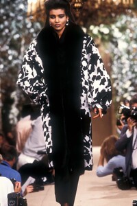 277761507_YvesSaintLaurent1985HauteCouture139.thumb.jpg.4b2b6ad110a82fde68c0eb0a92edbabc.jpg