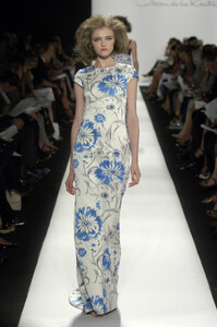 28454_celebrity_city_Oscar_De_La_Renta_New_York_Fashion_Show_208_123_484lo.thumb.jpg.872996d0edab57f1bc9a38026b294caa.jpg