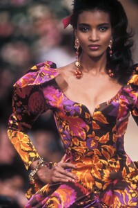 332501270_YvesSaintLaurent1990HauteCouture255.thumb.jpg.5a37d8ba11ba81306ac1281c71914093.jpg