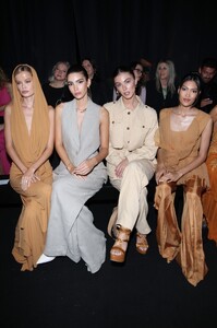 381465154_AlbertaFerretti-FrontRow-MilanFashionWeekWomenswearFallWinter2023-2024(6).thumb.jpg.1acc6f82b52da18f1d4d34f55a3a62f9.jpg