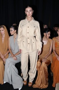 402036856_AlbertaFerretti-FrontRow-MilanFashionWeekWomenswearFallWinter2023-2024(3).thumb.jpg.ea73b17e4c75ba27a325e3307281495e.jpg