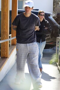 Hailey-Bieber---Leaving-République-after-lunch-in-West-Hollywood-03.jpg