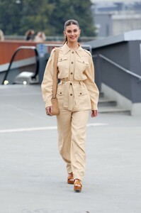 463281294_AlbertaFerretti-OutsideArrivals-MilanFashionWeekWomenswearFallWinter2023-2024(1).thumb.jpg.29d74e9ccf870e2b8b341e0336a1f285.jpg
