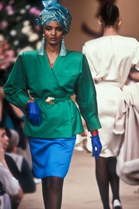 504663808_YvesSaintLaurent1990HauteCouture3.thumb.jpg.ec7855a5d65678496d0c00ad463908f2.jpg