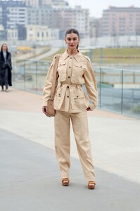 509627039_AlbertaFerretti-OutsideArrivals-MilanFashionWeekWomenswearFallWinter2023-2024(7).thumb.jpg.1418b122de2d0adb309a2eddb78f1fc2.jpg