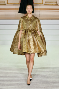 537066327_MikaSchneiderCarolinaHerreraFall2023RTWNYFW2.png