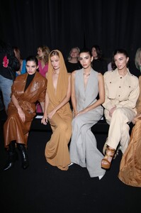 575082901_AlbertaFerretti-FrontRow-MilanFashionWeekWomenswearFallWinter2023-2024(8).thumb.jpg.4c8a78750be74f5338148980ea0c79d5.jpg