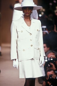 635842432_YvesSaintLaurent1990HauteCouture82.thumb.jpg.25f53fff058faa9648d323eb2cb11faa.jpg