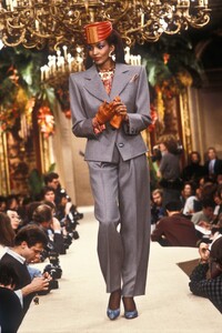 690655410_YvesSaintLaurent1985HauteCouture8.thumb.jpg.d5d8e63a1d4ce89c83ab1ab365594593.jpg