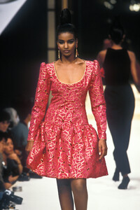 707516036_Givenchy1991HauteCouture53.thumb.jpg.ad7423710e2bcc2c759d118a4612e6c9.jpg