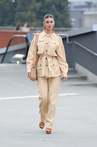 75079937_AlbertaFerretti-OutsideArrivals-MilanFashionWeekWomenswearFallWinter2023-2024(2).thumb.jpg.c49e6a9b04d681d51bd3eace3736be74.jpg
