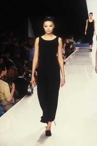 794318704_DonnaKaran1995WomenRTW19.thumb.jpg.99f5966ebe245a60a2beb86b18f3ee15.jpg