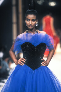 826023971_Givenchy1991HauteCouture50.thumb.jpg.82a663ebd6d4660944a8ed2ab30dadf6.jpg